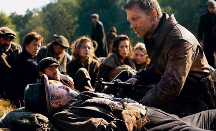 „Opór” to opowieść o Tewje Bielskim, byłym kapralu Wojska Polskiego