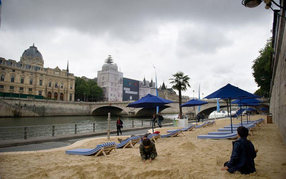 W Paryżu czynne są dwie plaże