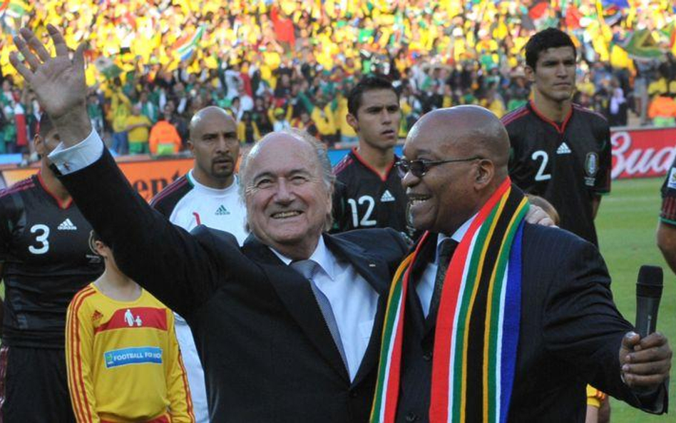 Szef FIFA Sepp Blatter i prezydent RPA Jacob Zuma przed meczem otwarcia