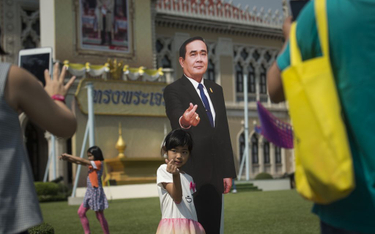 Premier Tajlandii: Mówcie do mojej tekturowej podobizny