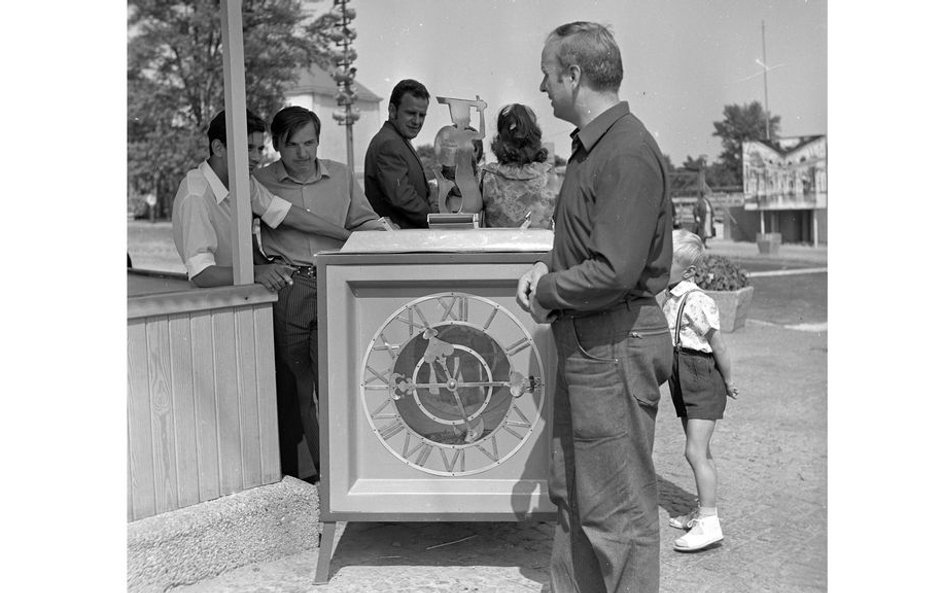 lipiec 1972 - zbieranie datków na odbudowę Zamku. Widoczna skarbona w kształcie zegara z wieży Zamku