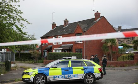 Policjanci zabezpieczają teren w pobliżu miejsca ataku nożem w dzielnicy Kinnaird Avenue w północnym