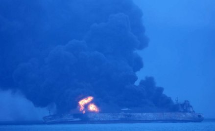 U wybrzeży Chin płonie tankowiec. Może wybuchnąć