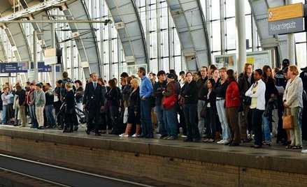 Pasażerowie na berlińskiej stacji Alexanderplatz godzinami czekali na pociąg