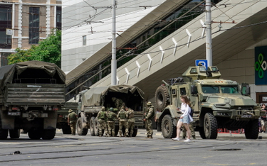 Żołnierze Grupy Wagnera patrolują ulicę w Rostowie nad Donem, 24 czerwca 2023 r.