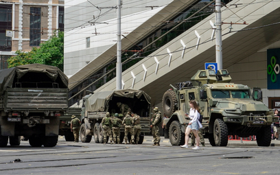 Żołnierze Grupy Wagnera patrolują ulicę w Rostowie nad Donem, 24 czerwca 2023 r.