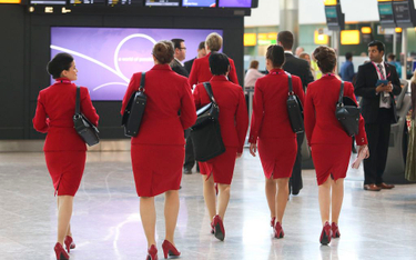 Stewardessy linii Virgin Atlantic musiały przestrzegać w pracy ścisłych zasad dotyczących ich wygląd
