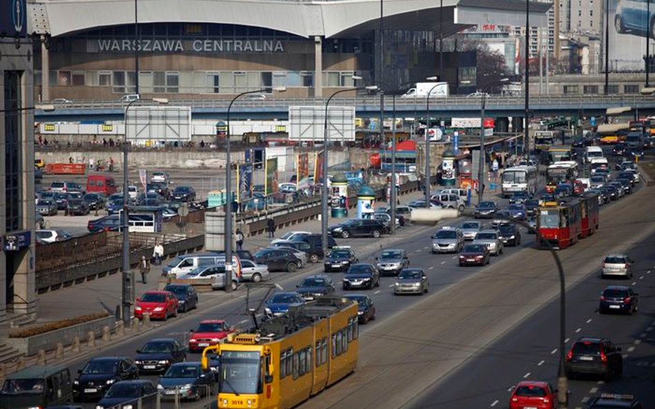 Podejrzana paczka w autobusie. Zablokowane centrum Warszawy