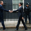 Francuski premier Manuel Valls (z prawej) przekonywał w poniedziałek w Londynie Davida Camerona, aby
