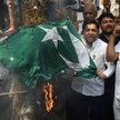 Aktywiści rządzącej Indiami BJP palą flagę Pakistanu po zamachu w Kaszmirze