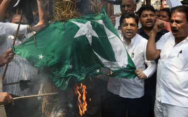 Aktywiści rządzącej Indiami BJP palą flagę Pakistanu po zamachu w Kaszmirze