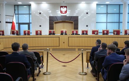 Prezes TK Andrzej Rzepliński (C) oraz sedziowie TK: Stanisław Biernat (L), Zbigniew Jędrzejewski (2L