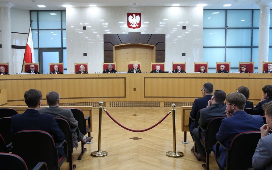 Prezes TK Andrzej Rzepliński (C) oraz sedziowie TK: Stanisław Biernat (L), Zbigniew Jędrzejewski (2L