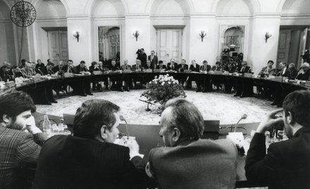 Okrągły Stół – negocjacje prowadzone od 6 lutego do 5 kwietnia 1989 r. przez przedstawicieli władz P