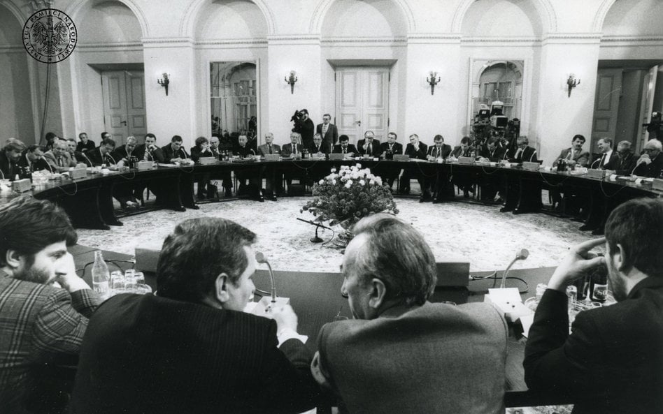 Okrągły Stół – negocjacje prowadzone od 6 lutego do 5 kwietnia 1989 r. przez przedstawicieli władz P