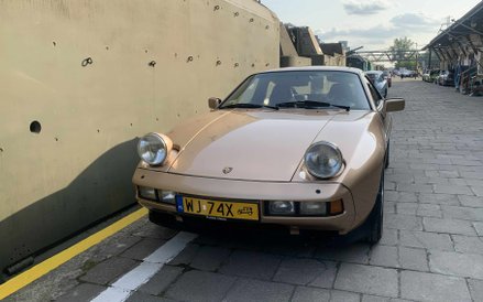 Złote Porsche 928, jeden z mniej typowych, ale równie kultowych modeli marki
