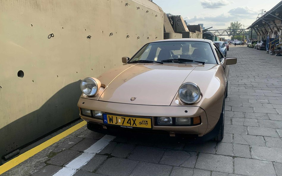 Złote Porsche 928, jeden z mniej typowych, ale równie kultowych modeli marki