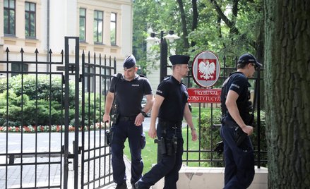 Sędziowie w Trybunale Konstytucyjnym „jako goście”. Interweniowała policja