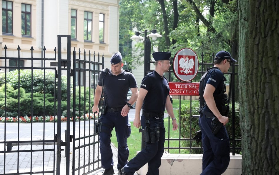 Policja w Trybunale Konstytucyjnym. Sędziowie niewpuszczeni na Zgromadzenie Ogólne