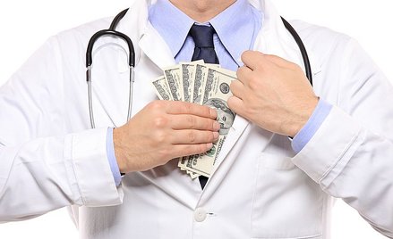 Lekarz wystawiał lewe zwolnienia za pieniądze, usłyszał 105 zarzutów