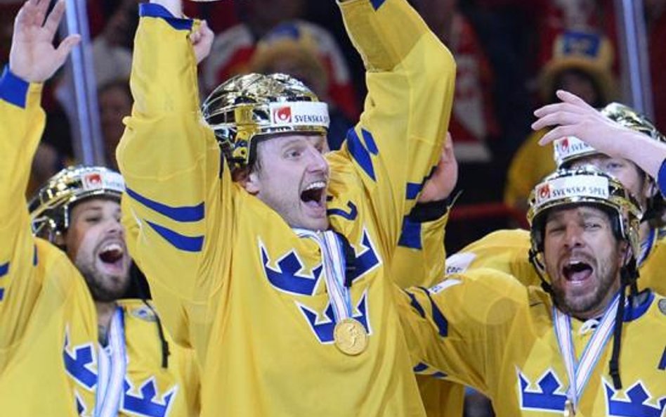 Szwedzka radość. Z pucharem obrońca Staffan Kronwall