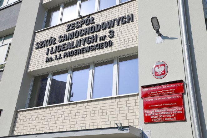 Zespół Szkół Samochodowych i Licealnych przy ulicy Włościańskiej 35 mieści się w budynku, któego bud
