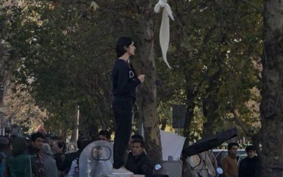 Iran: Gdzie jest kobieta, która została twarzą protestów?