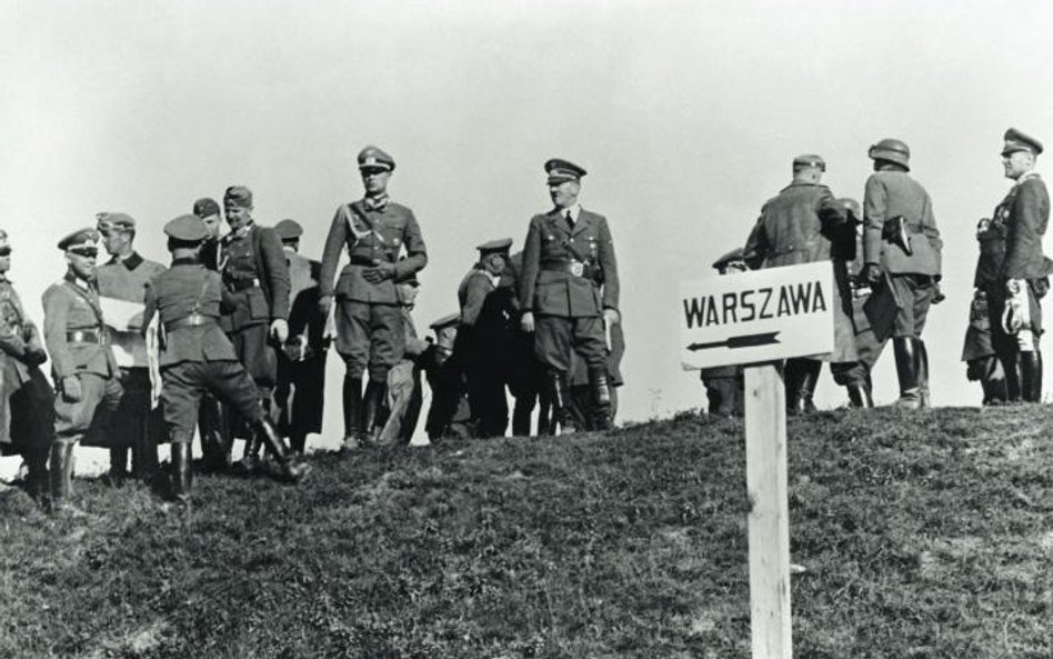 Hitler z oficerami podczas inspekcji wojsk oblegających Warszawę, 25 września 1939 r.