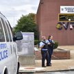 Policjanci przed szkołą w St. Louis, w której doszło do strzelaniny