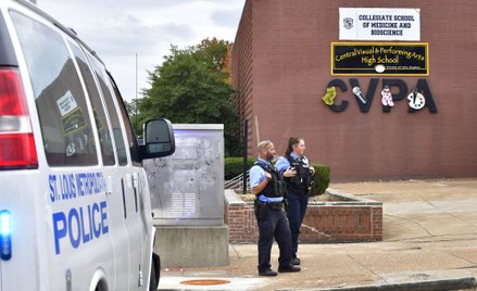 Policjanci przed szkołą w St. Louis, w której doszło do strzelaniny