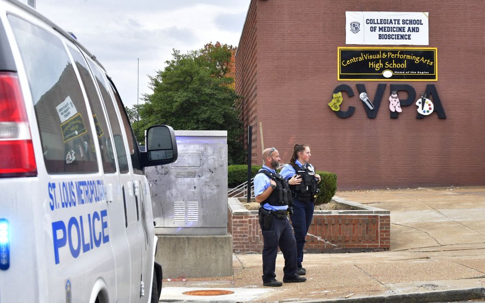 Policjanci przed szkołą w St. Louis, w której doszło do strzelaniny