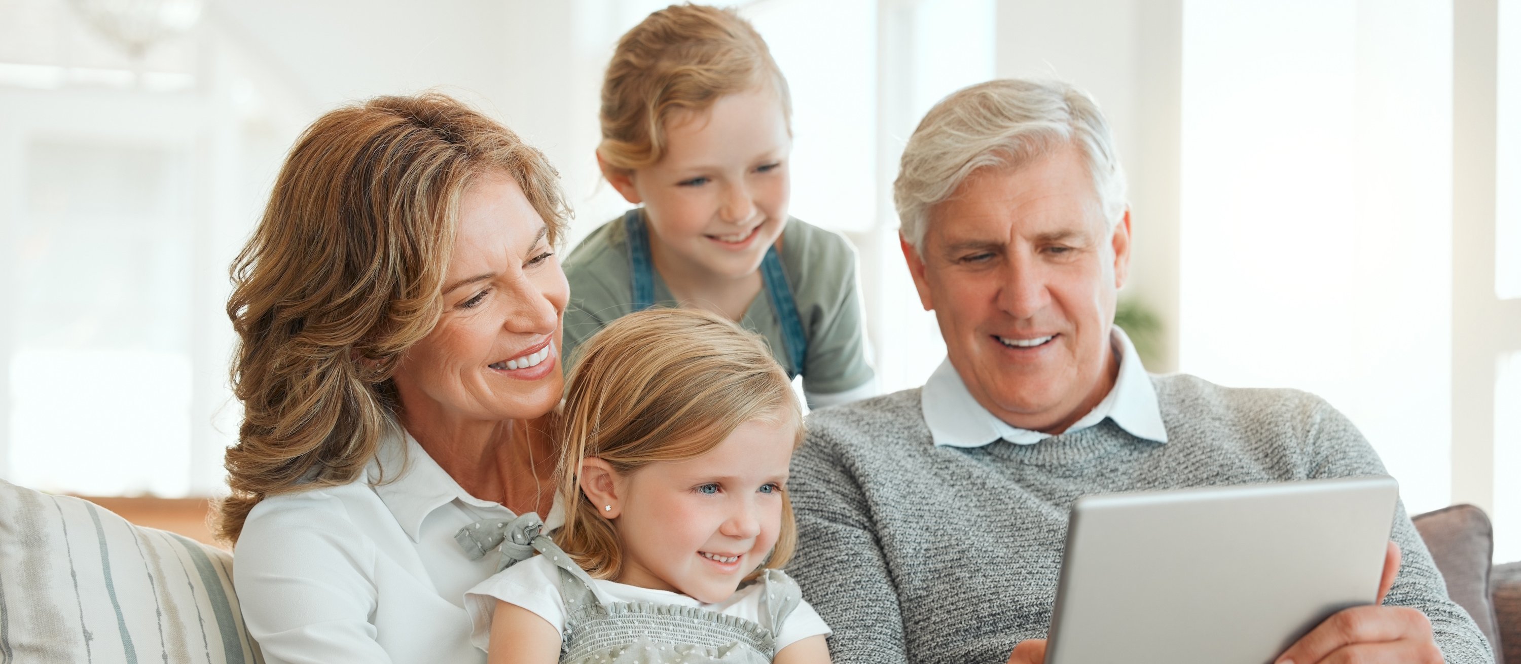 Bez starszyzny ani rusz? Oto, jak Polacy widzą dziś rolę babci i dziadka w rodzinie