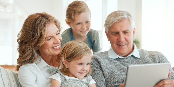 Bez starszyzny ani rusz? Oto, jak Polacy widzą dziś rolę babci i dziadka w rodzinie