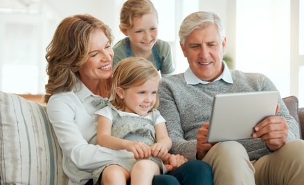 Z badania wynika, że relacje z dziadkami są ważne dla Polaków.