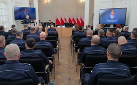 Podczas uroczystej odprawy rocznej Komendant Stołeczny Policji, mł. insp. dr Krzysztof Ogroński, wra
