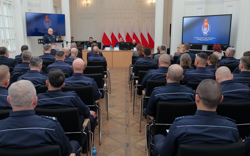 Podczas uroczystej odprawy rocznej Komendant Stołeczny Policji, mł. insp. dr Krzysztof Ogroński, wra