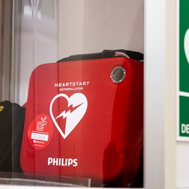 Przenośne urządzenia AED są obecnie zamontowane między innymi na peronach stacji metra, a teraz poja