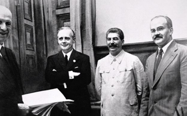Po podpisaniu niemiecko–sowieckiej umowy – 23 sierpnia 1939 r. na Kremlu. Od prawej: Mołotow, Stalin