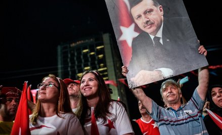 Turcja: Erdogan kontynuuje czystkę po puczu