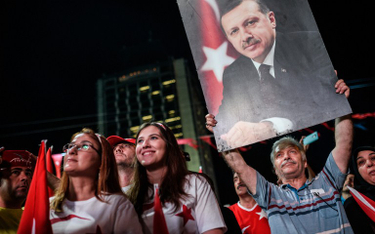 Turcja: Erdogan kontynuuje czystkę po puczu