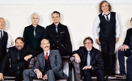 King Crimson, w składzie, który zaprezentuje się dwukrotnie w Poznaniu i trzykronie w Krakowie. Robe