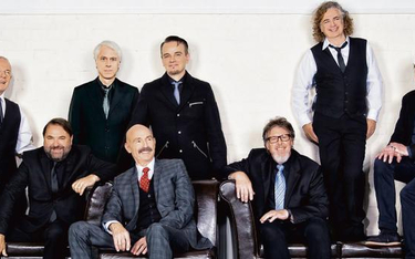 King Crimson, w składzie, który zaprezentuje się dwukrotnie w Poznaniu i trzykronie w Krakowie. Robe