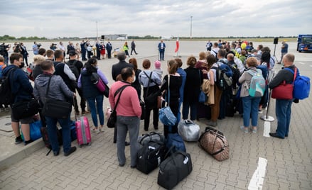 Powitanie grupy repatriantów z Kazachstanu na lotnisku w Poznaniu, fotografia z sierpnia 2020 r.