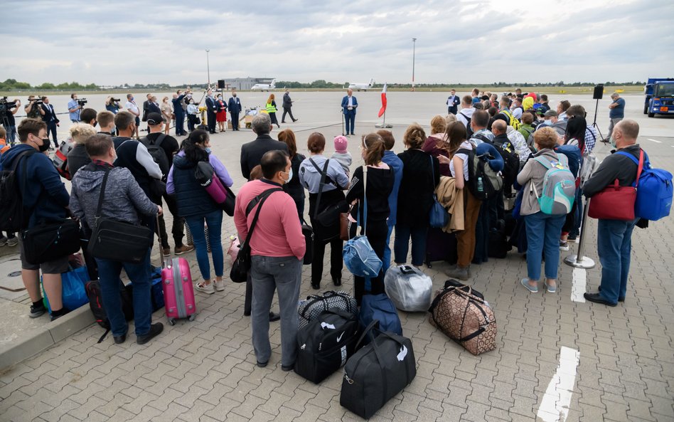 Powitanie grupy repatriantów z Kazachstanu na lotnisku w Poznaniu, fotografia z sierpnia 2020 r.