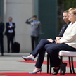 Merkel wysłuchała hymnów na siedząco. Unikała drgawek?