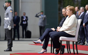 Merkel wysłuchała hymnów na siedząco. Unikała drgawek?