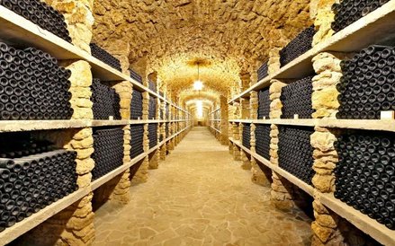 ?Za kilkadziesiąt tys. euro rocznie można wynająć średniowieczną piwnicę i przechować w niej wino