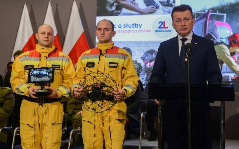 Minister spraw wewnętrznych i administracji Mariusz Błaszczak podczas konferencji prasowej, podsumow