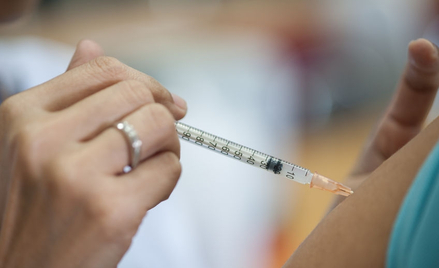 Prokuratura zajęła się antyszczepionkowcami, którzy hejtowali lekarza Dawida Ciemięgę