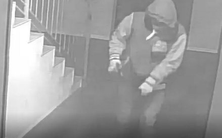 Osoby, które rozpoznają mężczyznę ze zdjęcia proszone są kontakt z Komendą Powiatową Policji w Kołob